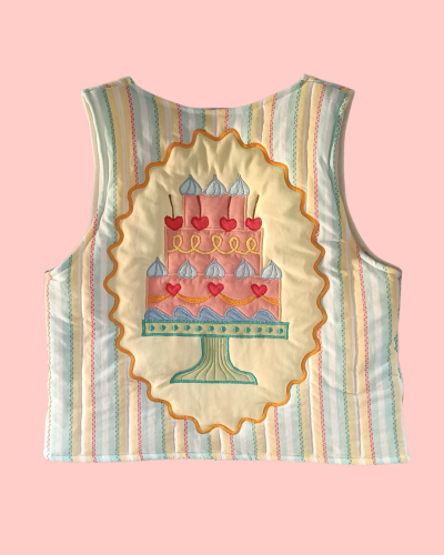 Kamizelka na suwak z autorskim wzorem tortu - roz. M