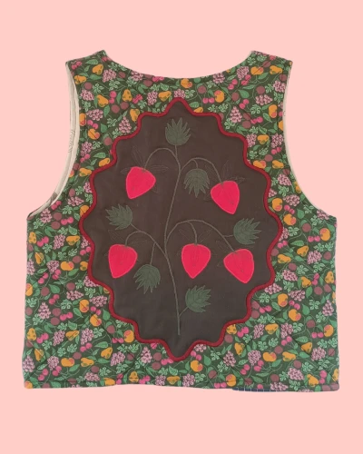 Pikowana kamizelka z autorskim wzorem truskawek - roz. S