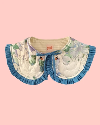 Kołnierzyk z autorskim wzorem łabędzi