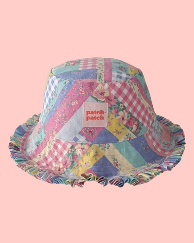 Dorosły bucket hat we wzór pastelowego patchworku z falbanką