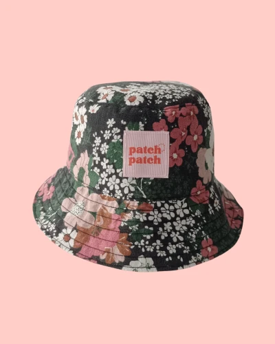 Dziecięcy bucket hat w kwiaty na czarnym tle