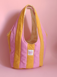 Pikowana torebka wiaderko w różowo-żółte pasy